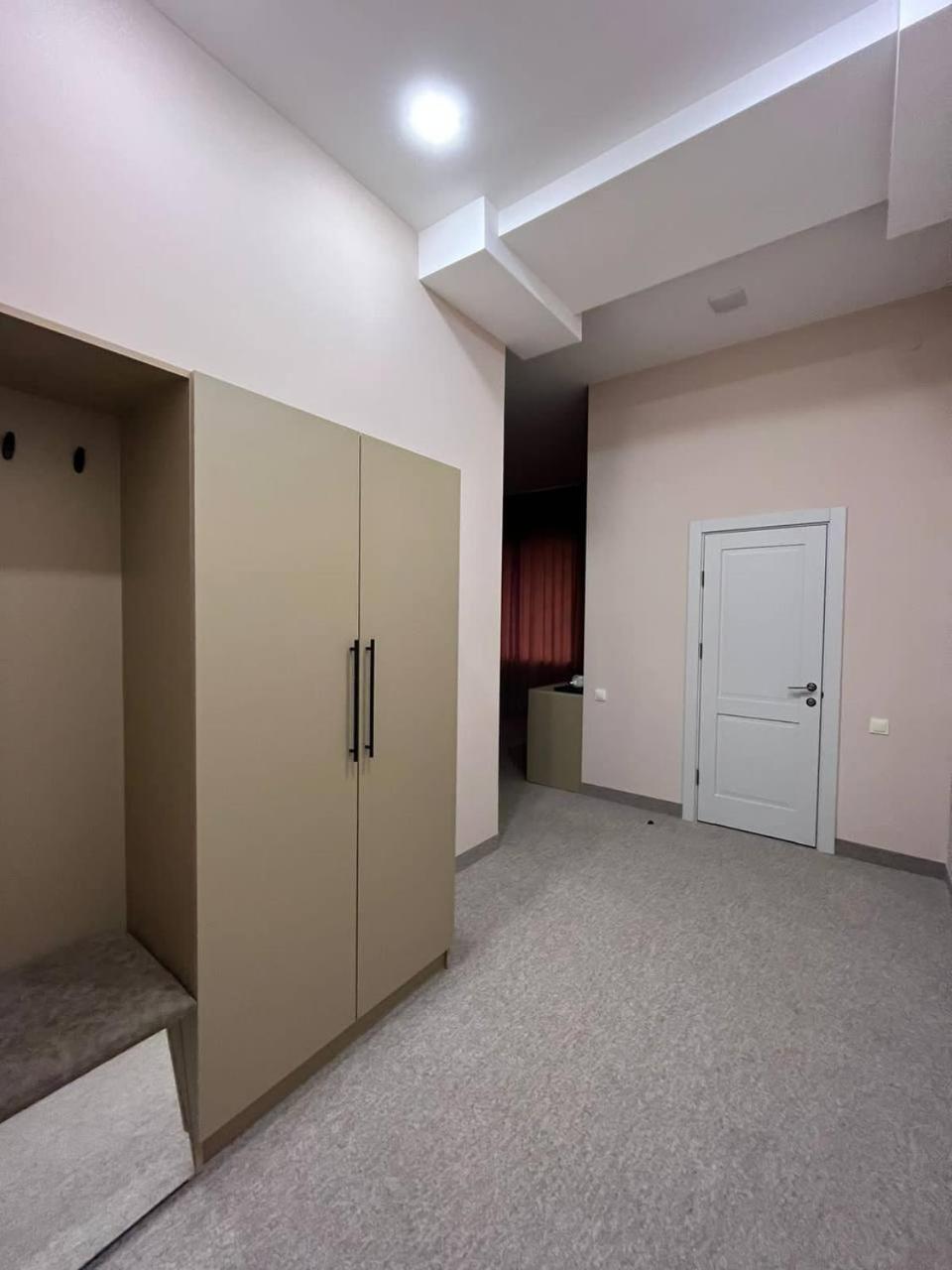 Готель Port Plaza Evn P'arak'ar Екстер'єр фото
